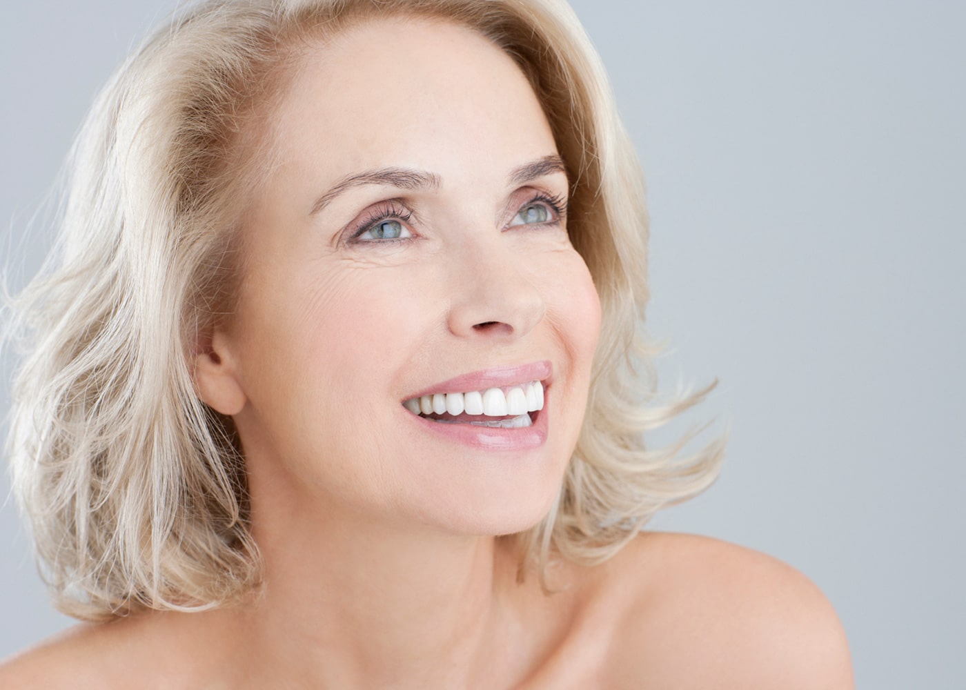 Cat rezista un implant dentar